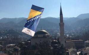 Poletjela zastava BiH iznad Baščaršije 
